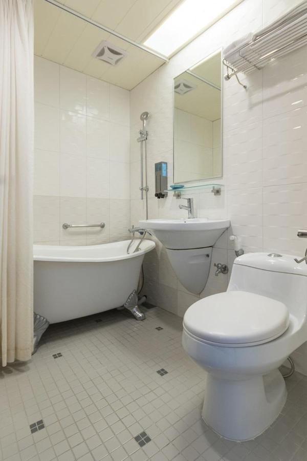 Just Enjoy Business Hotel Đài Nam Ngoại thất bức ảnh