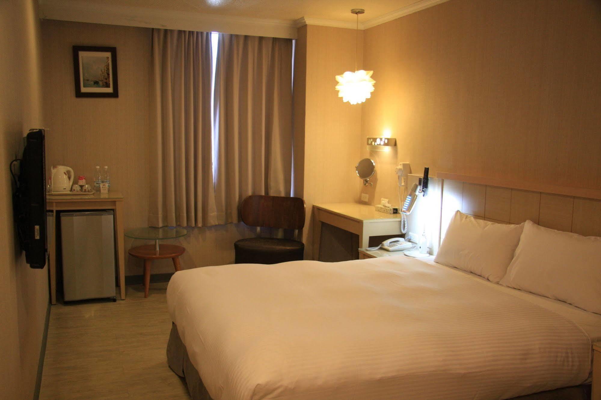 Just Enjoy Business Hotel Đài Nam Ngoại thất bức ảnh