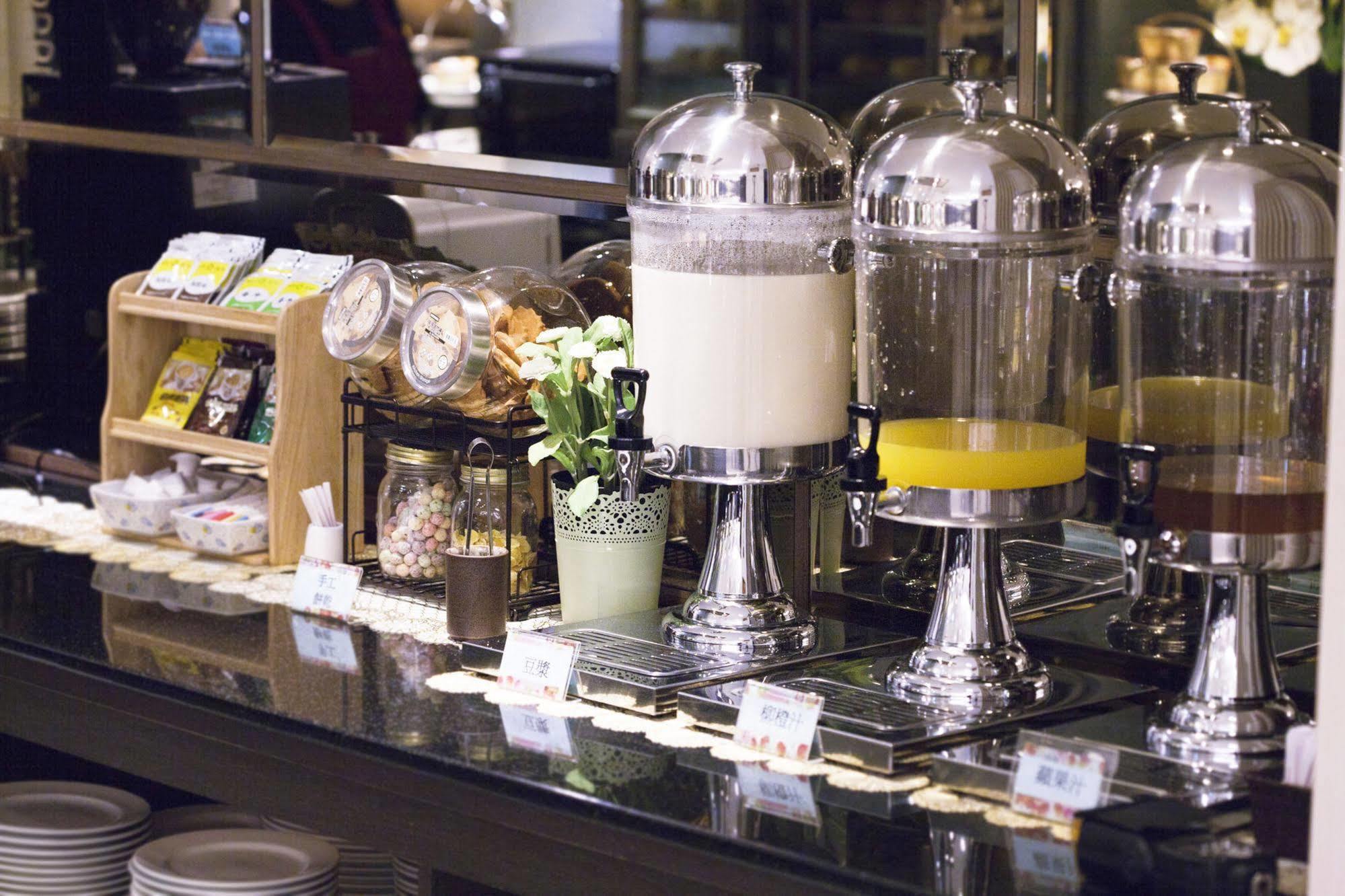 Just Enjoy Business Hotel Đài Nam Ngoại thất bức ảnh