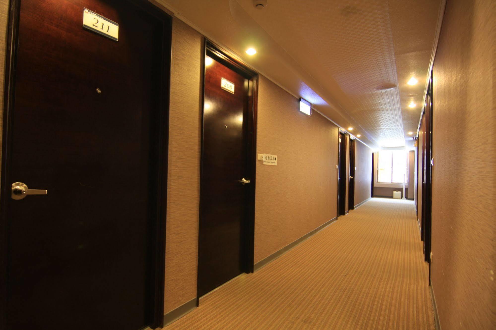 Just Enjoy Business Hotel Đài Nam Ngoại thất bức ảnh